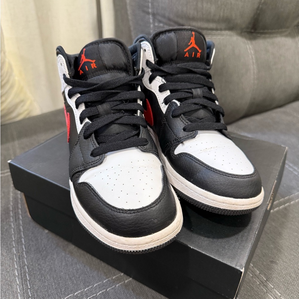 Air Jordan 1 Mid Black Chile Red GS 4.5Y – Good Condition – Box Included - Picture 5 of 6